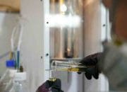 Pekerja Kilang Pertamina Plaju Palembang memeriksa produk B40 sebelum didistribusikan