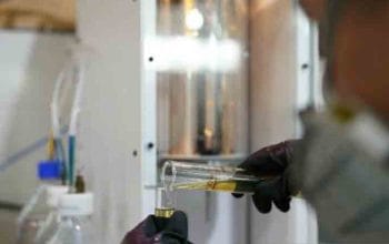 Pekerja Kilang Pertamina Plaju Palembang memeriksa produk B40 sebelum didistribusikan