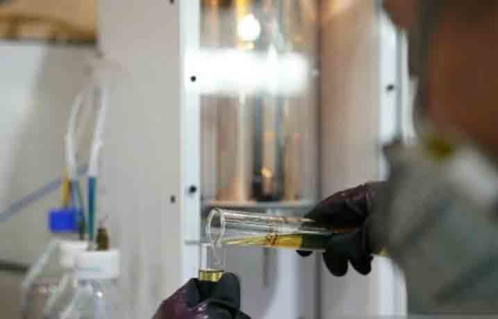 Pekerja Kilang Pertamina Plaju Palembang memeriksa produk B40 sebelum didistribusikan