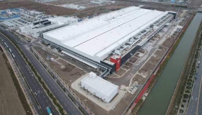 Pabrik Penyimpanan Energi Tesla di Shanghai Mulai Beroperasi, Produksi Megapack Dimulai