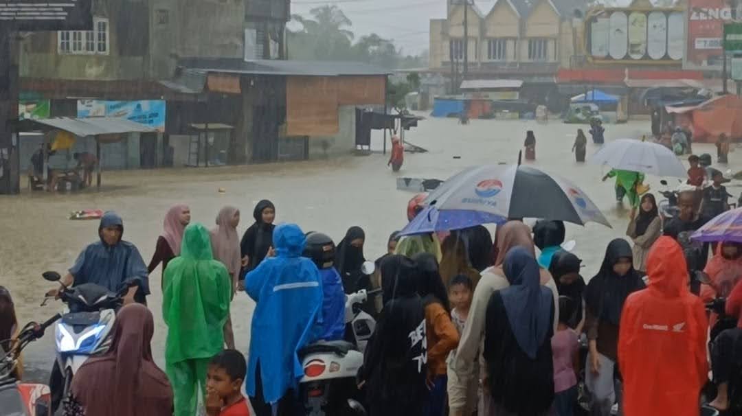 Orang-orang di tengah banjir besar