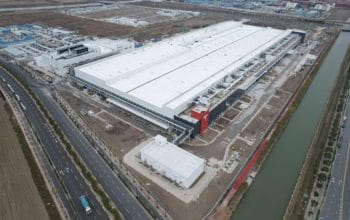 Pemandangan pabrik raksasa Tesla