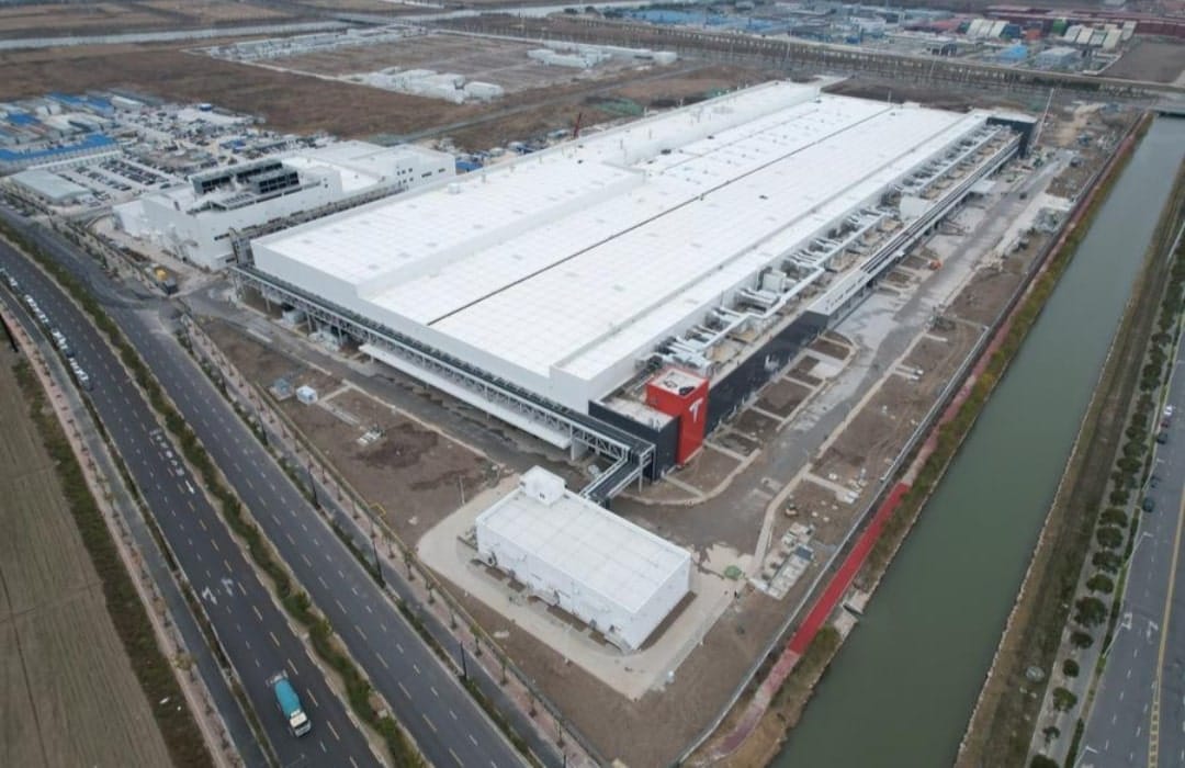 Pemandangan pabrik raksasa Tesla