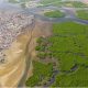 Pulau Fadiouth, yang terletak di dekat Saloum, Senegal, dikelilingi hutan mangrove. Photo: Mariusz Prusaczyk/Alamy Stock Photo