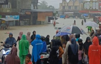 Orang-orang di tengah banjir besar