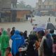 Orang-orang di tengah banjir besar