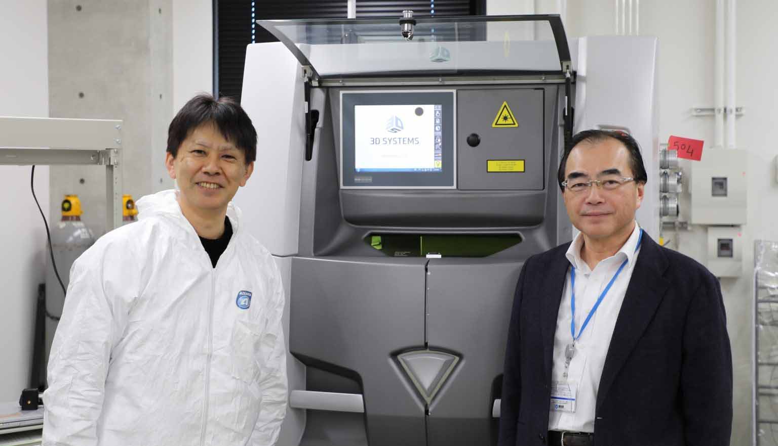 Dua peneliti di laboratorium teknologi.