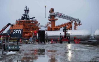 Kapal dan infrastruktur industri di pelabuhan